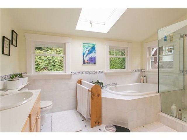 41200 at 2954 Marine Drive, West Vancouver