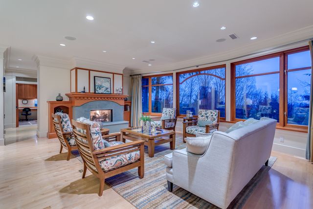 43113 at 4173 Sunset Boulevard, North Vancouver