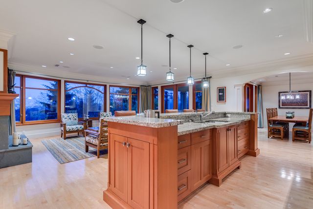 43137 at 4173 Sunset Boulevard, North Vancouver