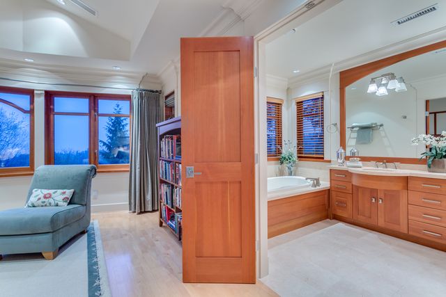 43213 at 4173 Sunset Boulevard, North Vancouver