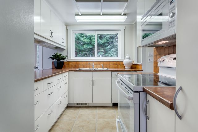 44142 at 4501 Woodgreen Drive, West Vancouver