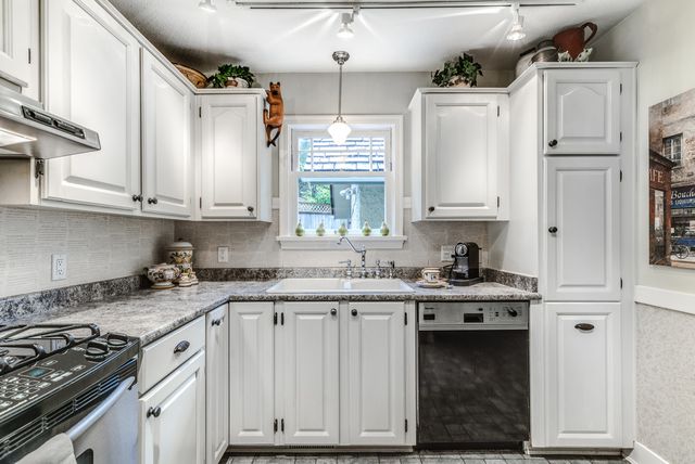 44645 at 3915 Sharon Place, West Vancouver