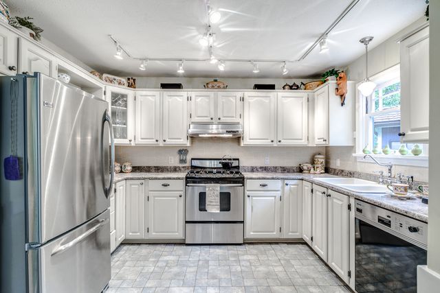 44649 at 3915 Sharon Place, West Vancouver