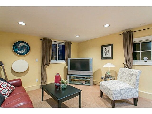 47700 at 3895 Marine Drive, West Vancouver