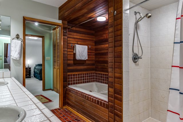 53430 at 3919 Bayridge Place, West Vancouver