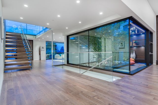 53822 at 910 Leovista Avenue, North Vancouver