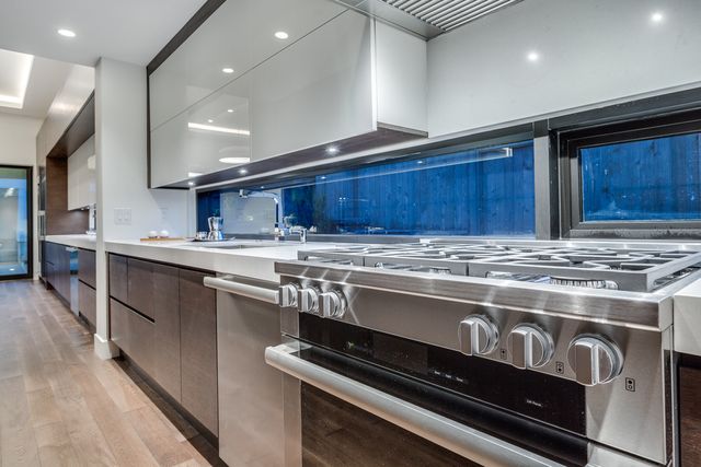 53890 at 910 Leovista Avenue, North Vancouver