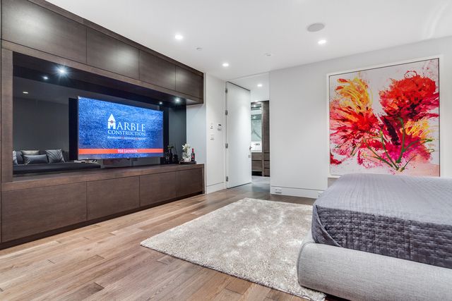 53922 at 910 Leovista Avenue, North Vancouver