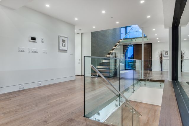 53990 at 910 Leovista Avenue, North Vancouver