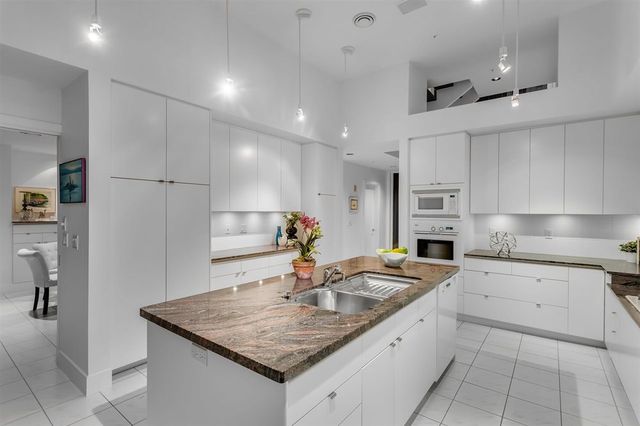 58402 at 5453 Vista Court, West Vancouver