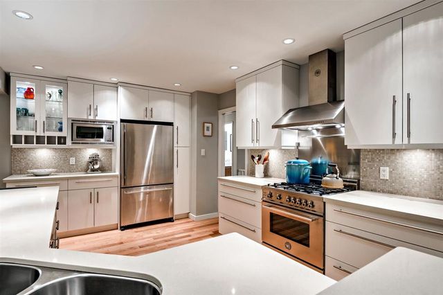 58718 at 3913 Bayridge Place, West Vancouver