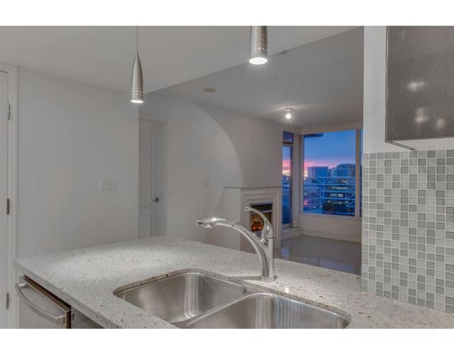 61669 at 703 - 133 E Esplanade Avenue, North Vancouver