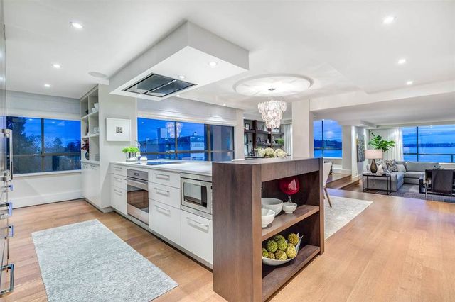 65344 at 402 - 1930 Bellevue Avenue, West Vancouver