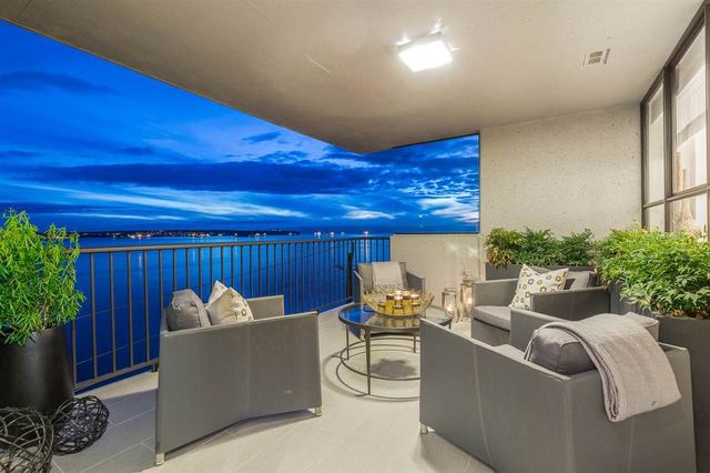 65384 at 402 - 1930 Bellevue Avenue, West Vancouver