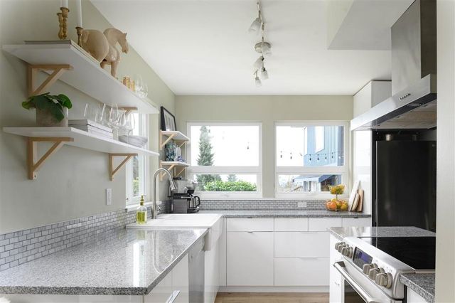 67823 at 429 E 18th Street, North Vancouver