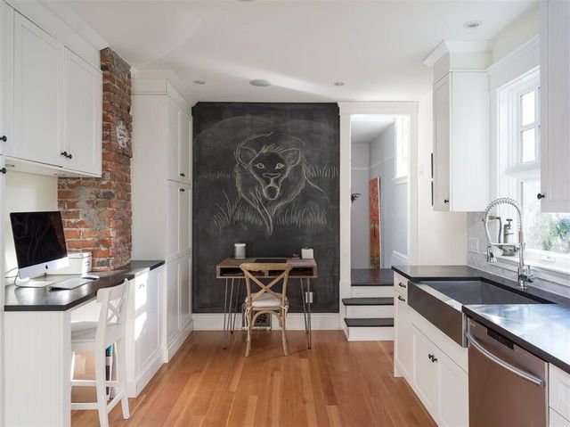 75672 at 124 W Queens Road, North Vancouver