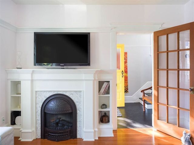 75687 at 124 W Queens Road, North Vancouver