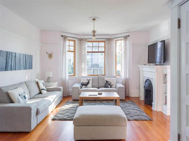 75697 at 124 W Queens Road, North Vancouver