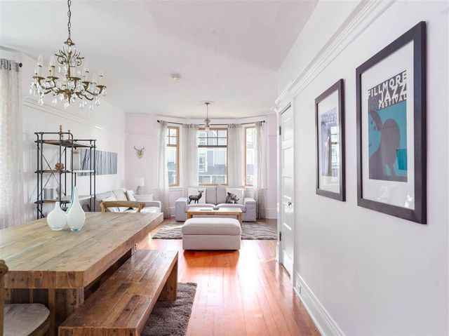 75727 at 124 W Queens Road, North Vancouver