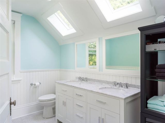 75747 at 124 W Queens Road, North Vancouver