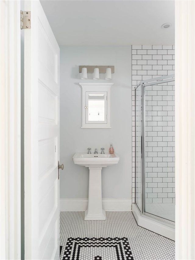 75752 at 124 W Queens Road, North Vancouver