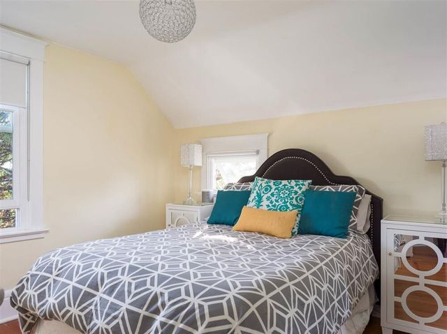 75767 at 124 W Queens Road, North Vancouver