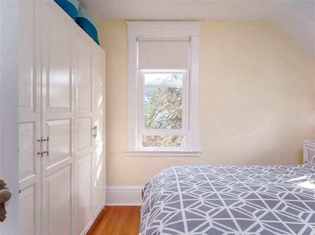 75772 at 124 W Queens Road, North Vancouver