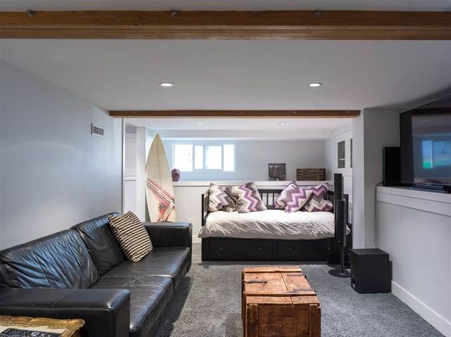 75782 at 124 W Queens Road, North Vancouver