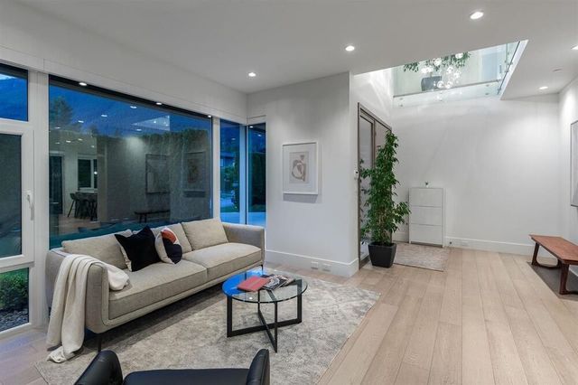 77695 at 977 Hampshire Road, North Vancouver