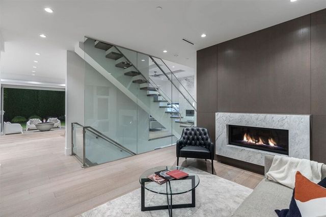 77705 at 977 Hampshire Road, North Vancouver