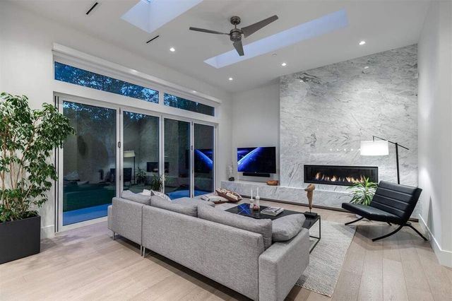 77715 at 977 Hampshire Road, North Vancouver