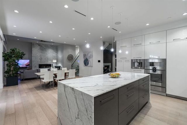 77735 at 977 Hampshire Road, North Vancouver