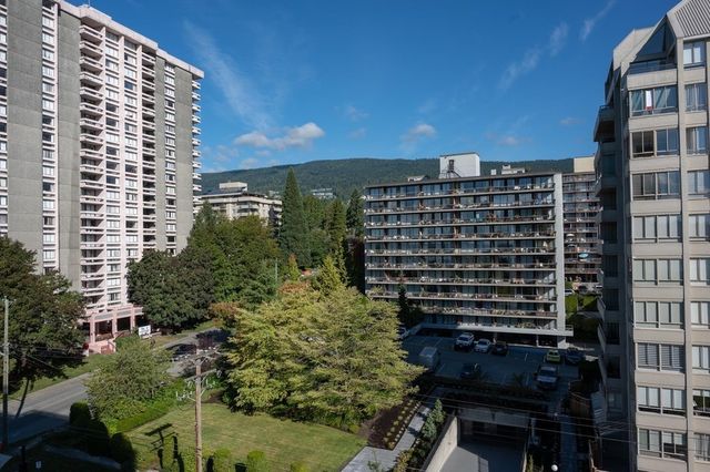 78047 at 703 - 1480 Duchess Avenue, West Vancouver
