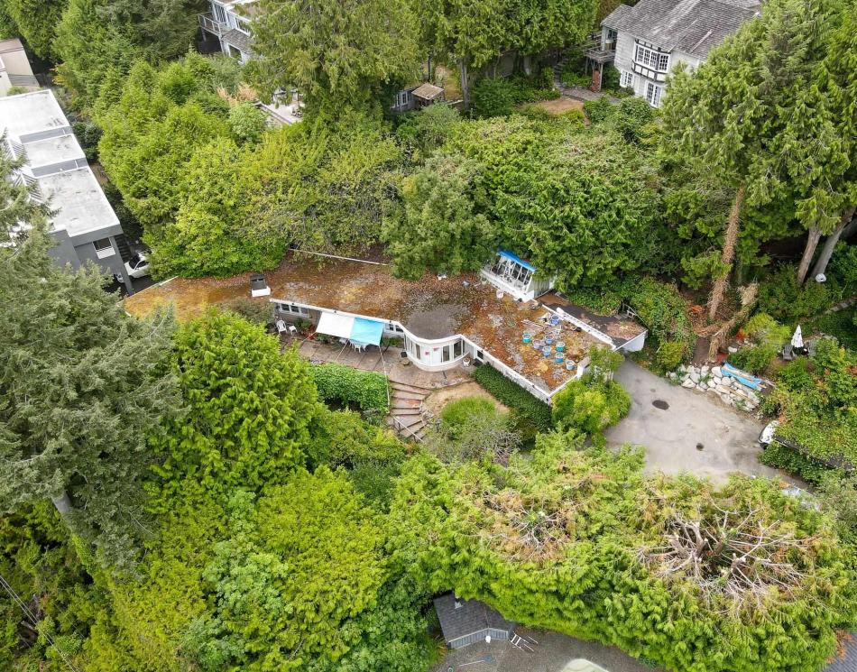 931 Esquimalt Avenue, Park Royal, West Vancouver photo number 2