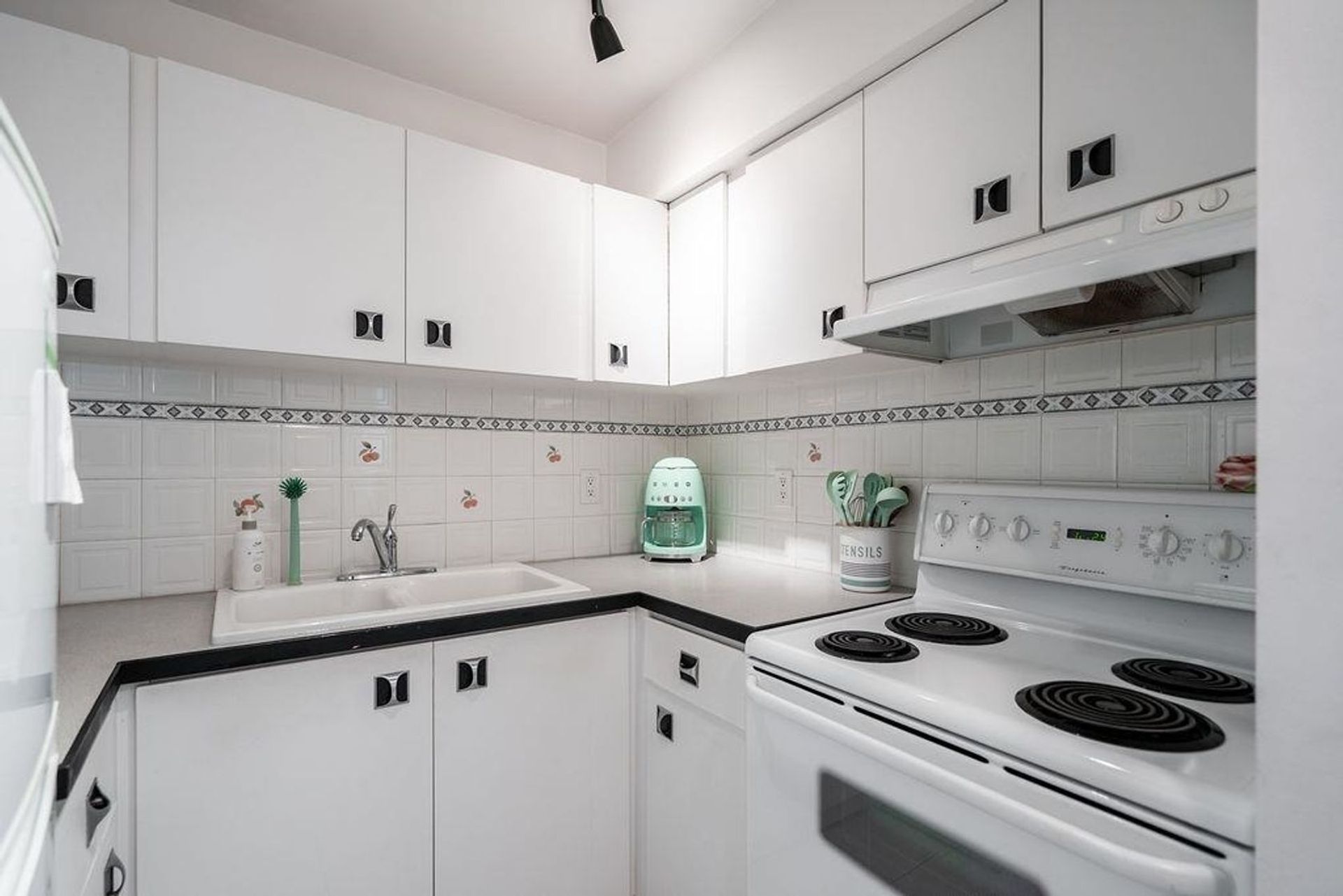 213 - 1440 E Broadway, Grandview Woodland, Vancouver East - 1440-e-broadway-grandview-woodland-vancouver-east-09 213 - 1440 E Broadway, Grandview Woodland, Vancouver East - 1440-e-broadway-grandview-woodland-vancouver-east-09