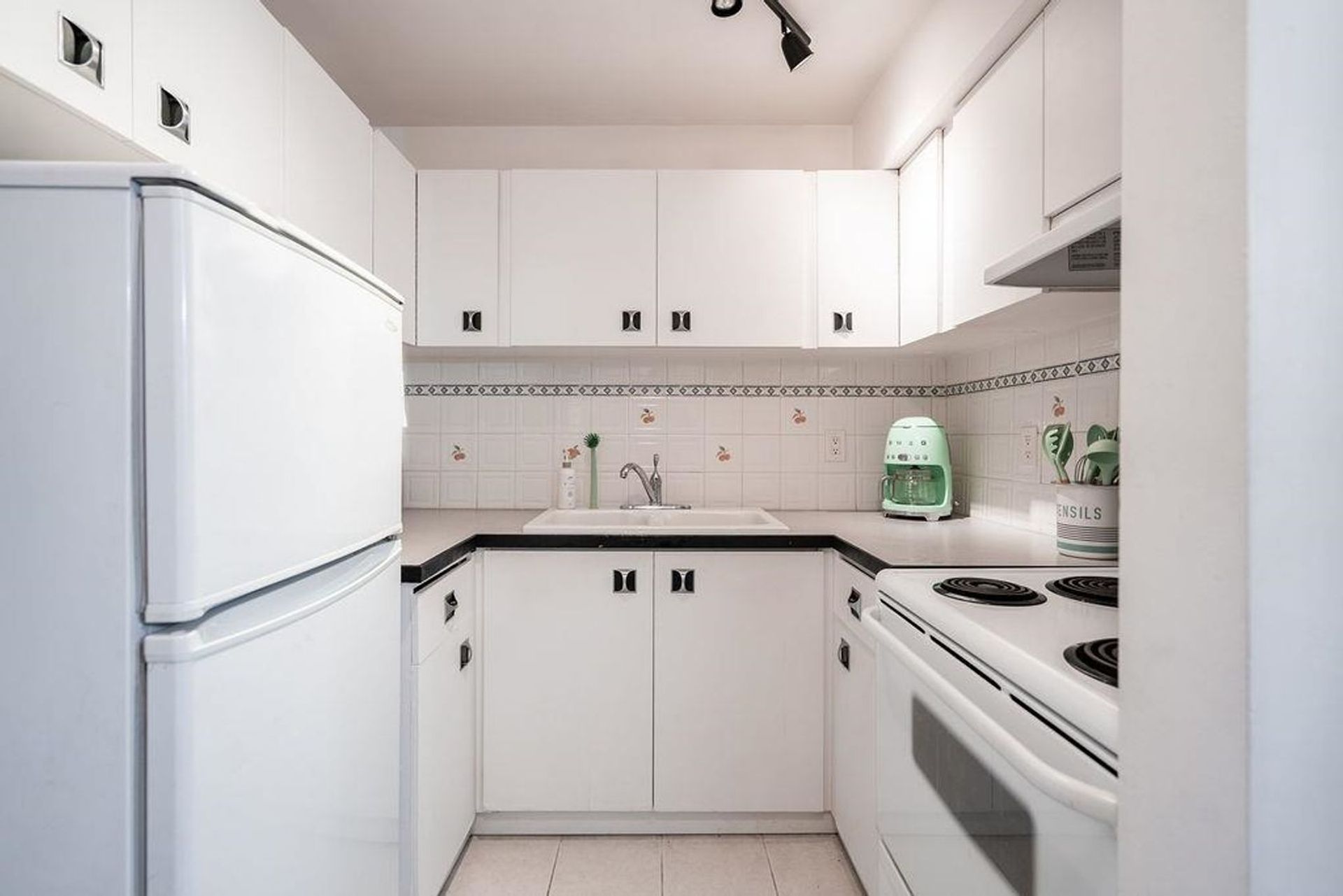 213 - 1440 E Broadway, Grandview Woodland, Vancouver East - 1440-e-broadway-grandview-woodland-vancouver-east-12 213 - 1440 E Broadway, Grandview Woodland, Vancouver East - 1440-e-broadway-grandview-woodland-vancouver-east-12