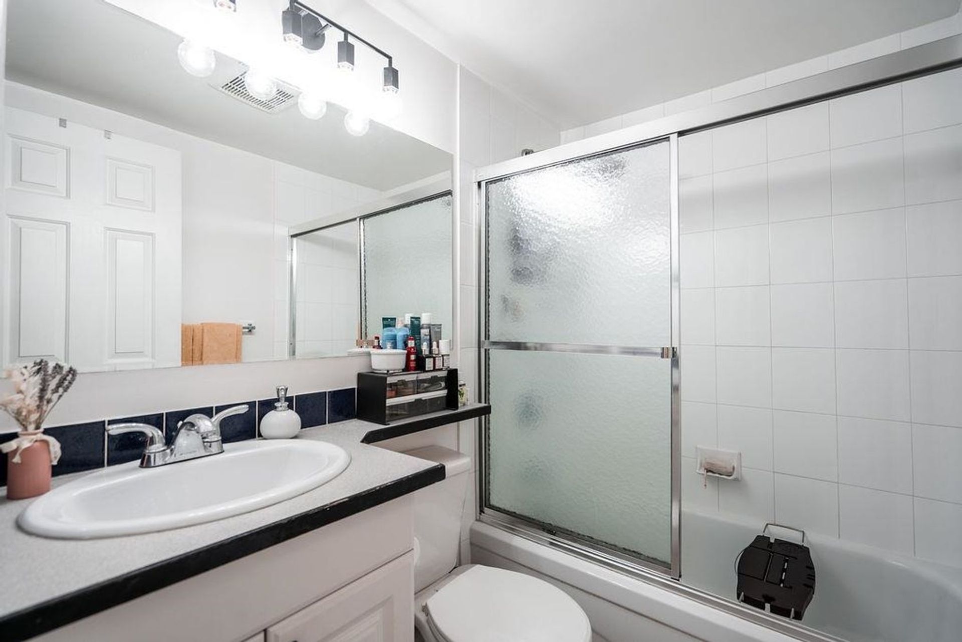 213 - 1440 E Broadway, Grandview Woodland, Vancouver East - 1440-e-broadway-grandview-woodland-vancouver-east-18 213 - 1440 E Broadway, Grandview Woodland, Vancouver East - 1440-e-broadway-grandview-woodland-vancouver-east-18