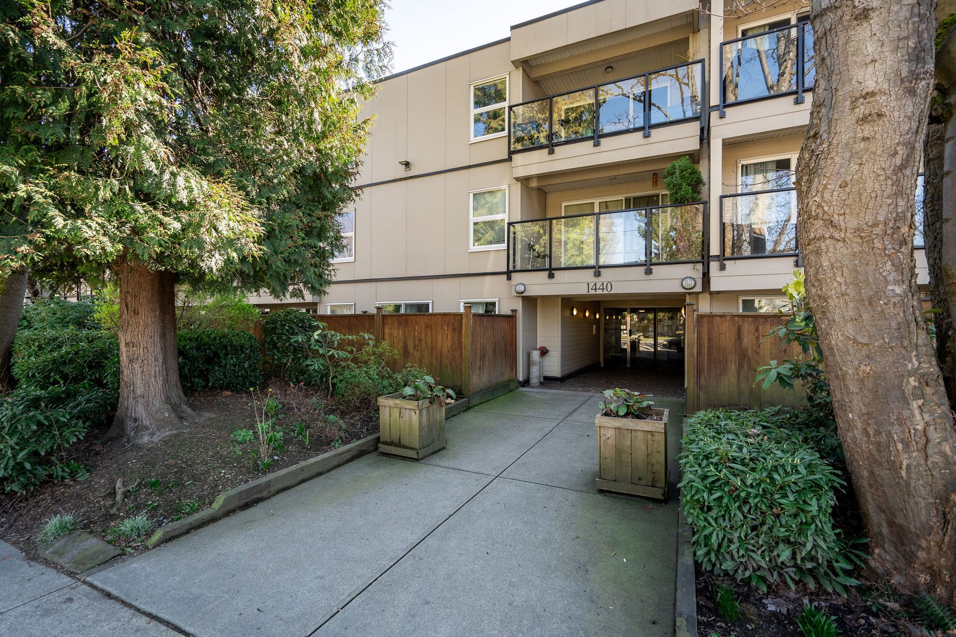 202 - 1440 E Broadway, Grandview Woodland, Vancouver East photo number 1 202 - 1440 E Broadway, Grandview Woodland, Vancouver East photo number 1