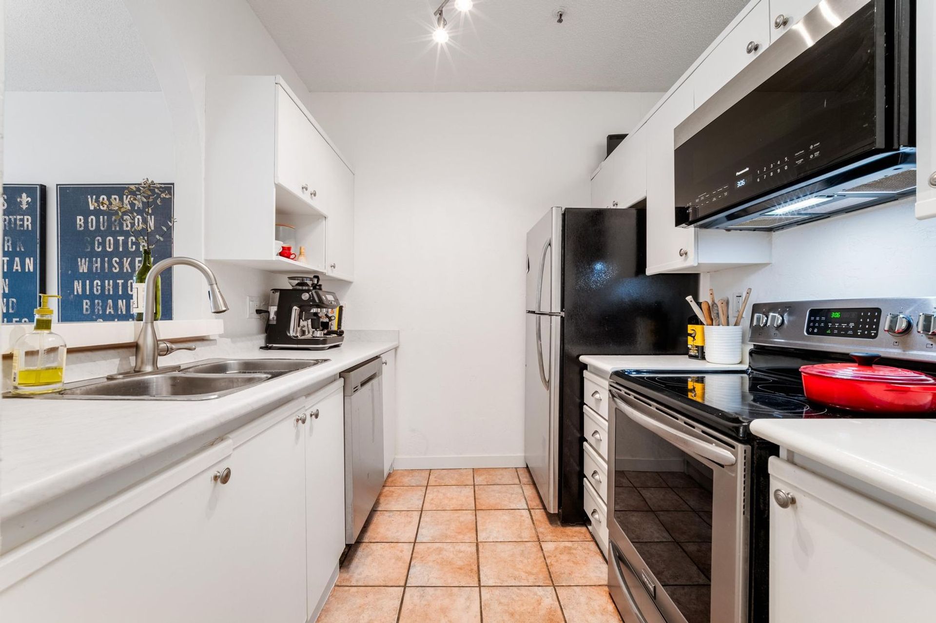 201 - 1924 Comox Street, West End VW, Vancouver West - 1924-comox-street-west-end-vw-vancouver-west-08 201 - 1924 Comox Street, West End VW, Vancouver West - 1924-comox-street-west-end-vw-vancouver-west-08