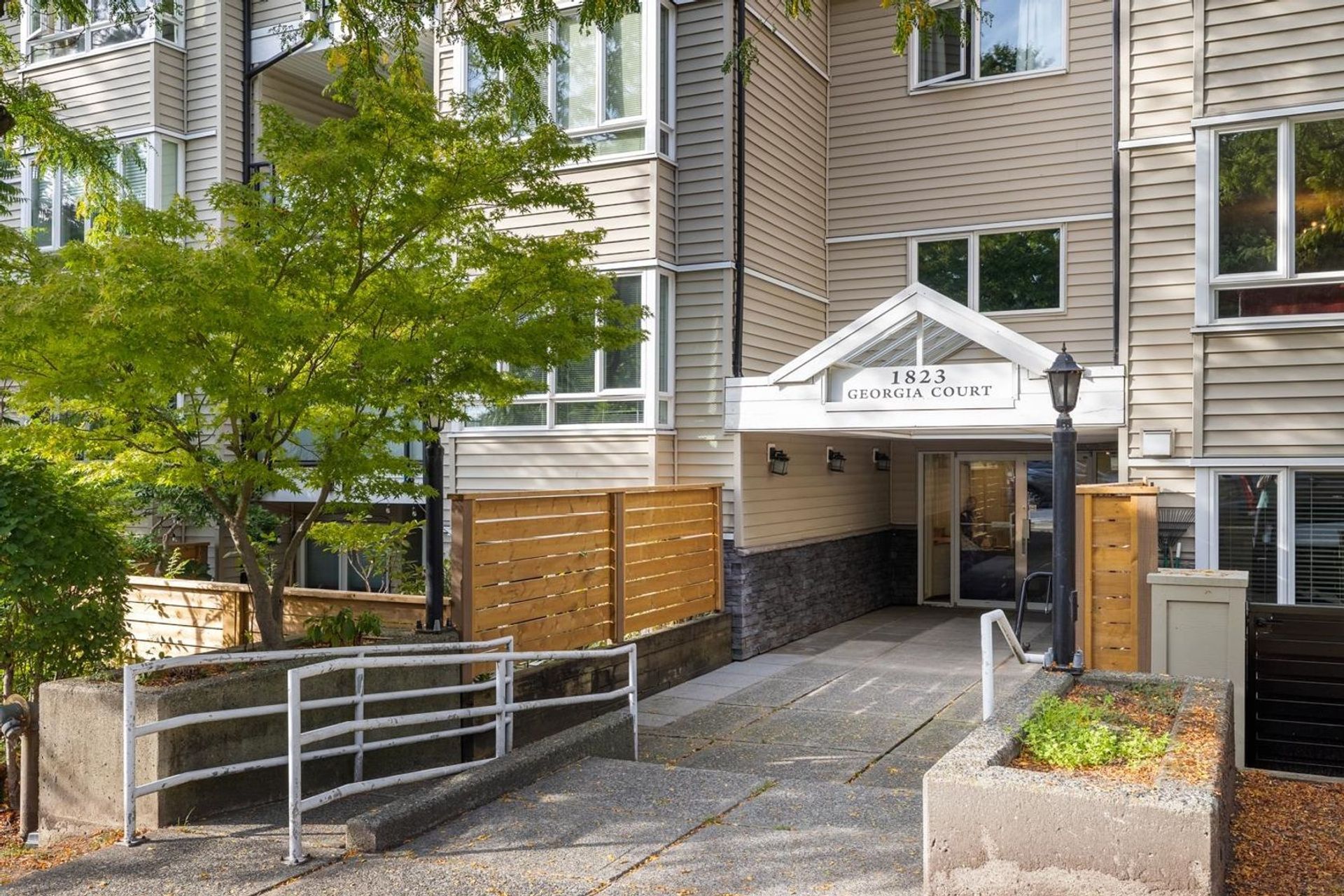 210 - 1823 E Georgia Street, Hastings, Vancouver East - 1823-e-georgia-street-hastings-vancouver-east-02