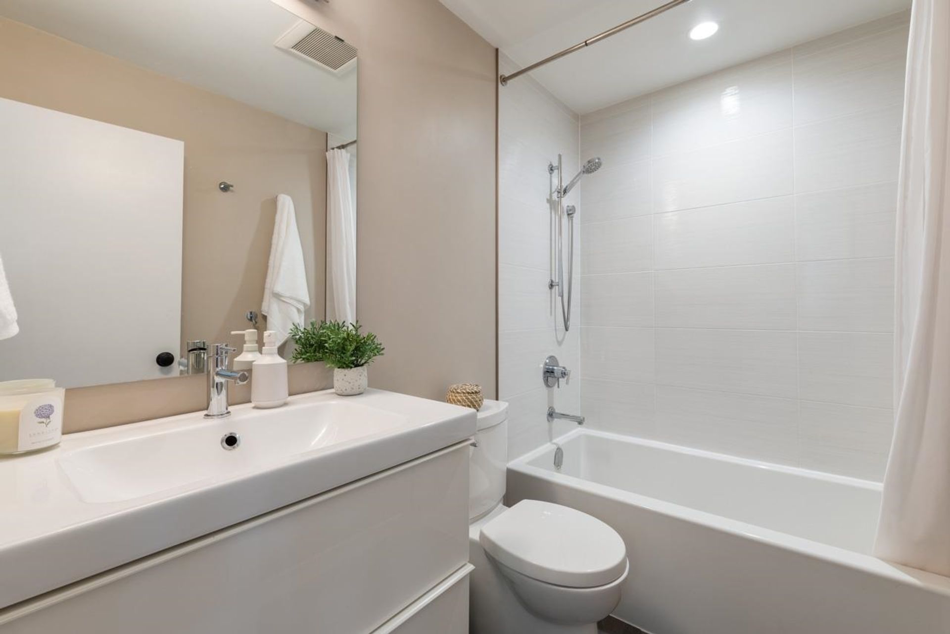 209 - 711 E 6th Avenue, Mount Pleasant VE, Vancouver East - 711-e-6th-avenue-mount-pleasant-ve-vancouver-east-15