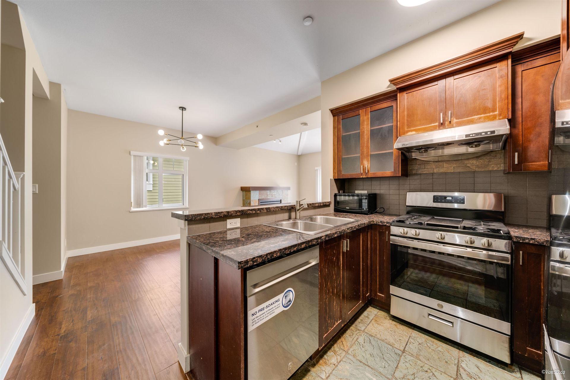 18 - 7388 Macpherson Avenue, Metrotown, Burnaby South - 7388-macpherson-avenue-metrotown-burnaby-south-06