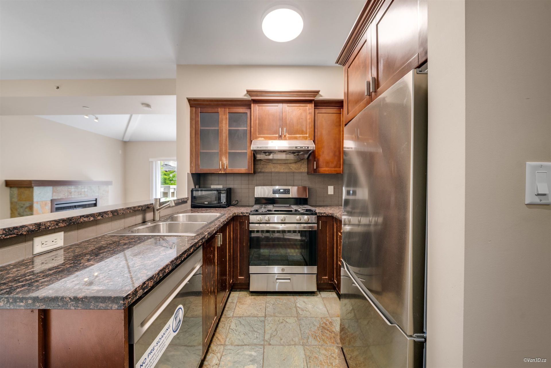 18 - 7388 Macpherson Avenue, Metrotown, Burnaby South - 7388-macpherson-avenue-metrotown-burnaby-south-08