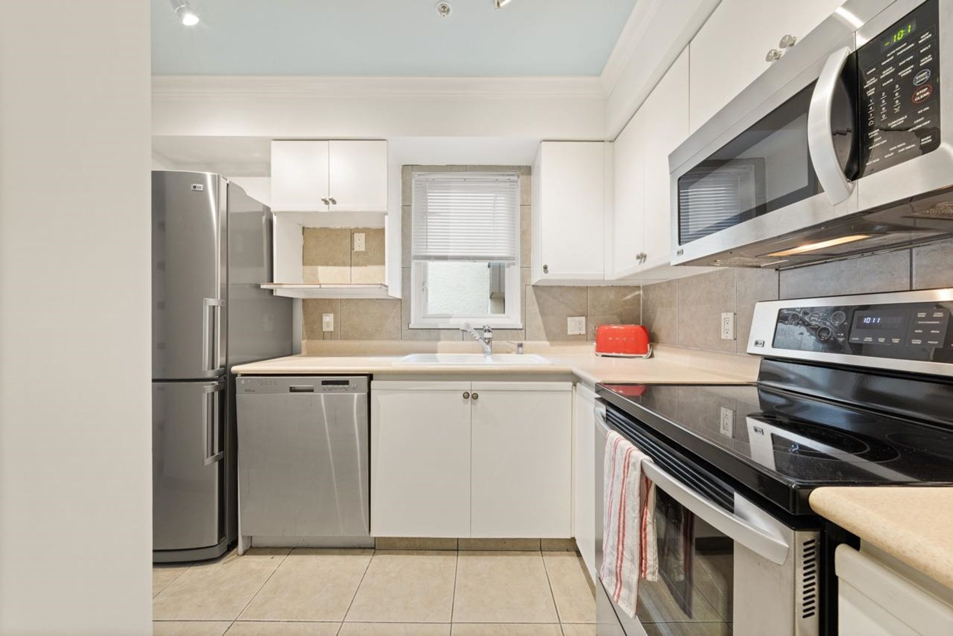 201 - 1554 Burnaby Street, West End VW, Vancouver West - 1554-burnaby-street-west-end-vw-vancouver-west-09