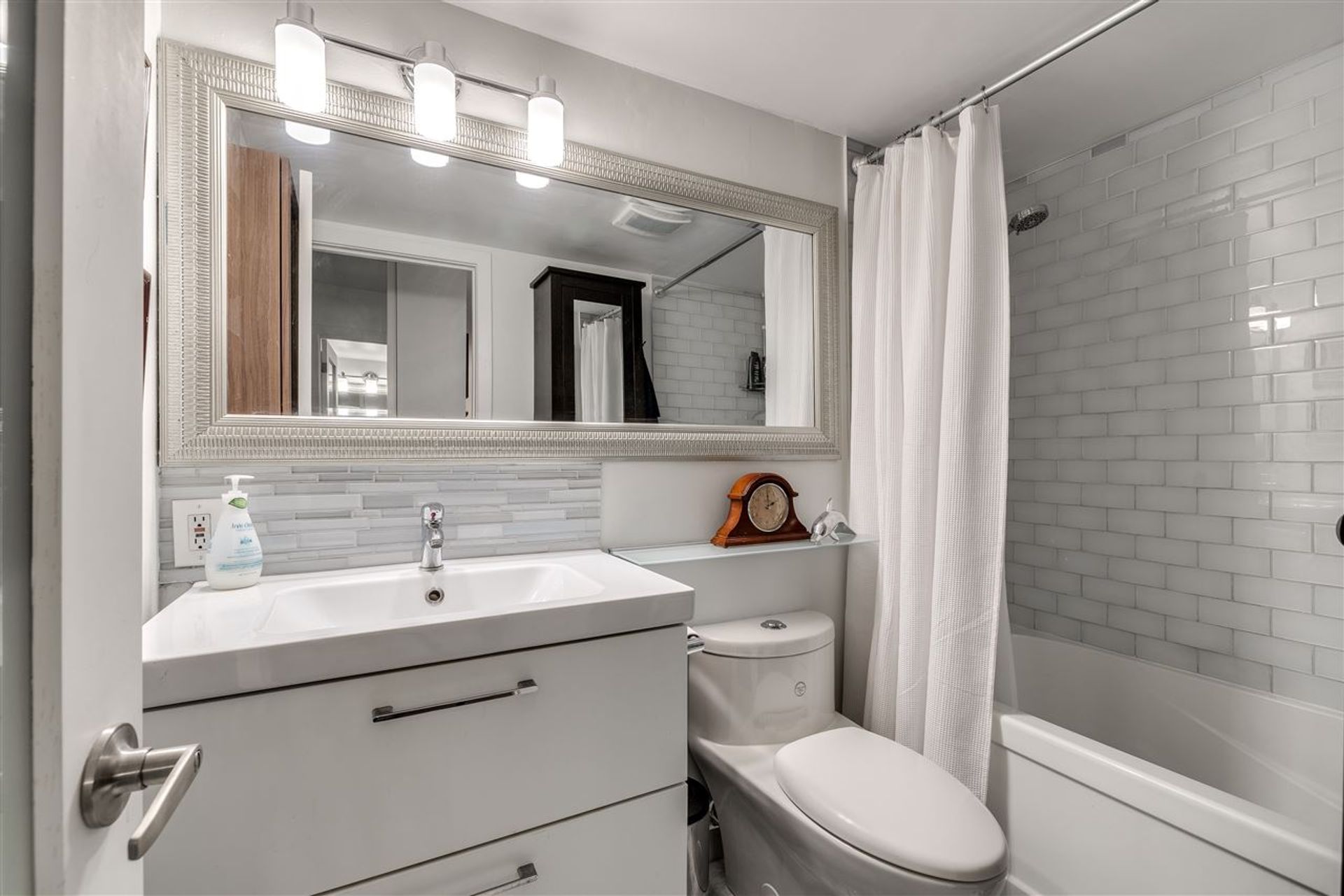 208 - 1585 E 4th Avenue, Grandview Woodland, Vancouver East - 9f0cbcfcb5ae65bb8821720d6f97079c4516ca43