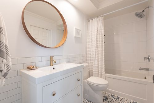main floor bathroom at 383 67a Street, Boundary Beach, Tsawwassen