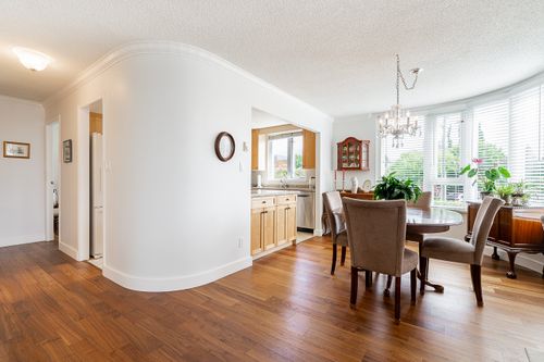 Dining room at 301 - 2203 Bellevue Avenue, Dundarave, West Vancouver