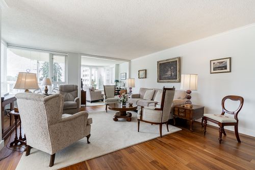 Large living room at 301 - 2203 Bellevue Avenue, Dundarave, West Vancouver