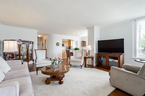 Space for house sized furniture at 301 - 2203 Bellevue Avenue, Dundarave, West Vancouver