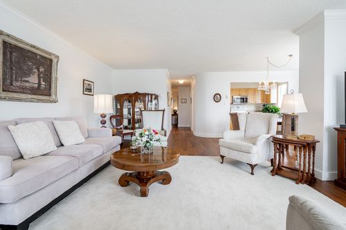 Living Room looking towards the front hallway & guest bathroom at 301 - 2203 Bellevue Avenue, Dundarave, West Vancouver